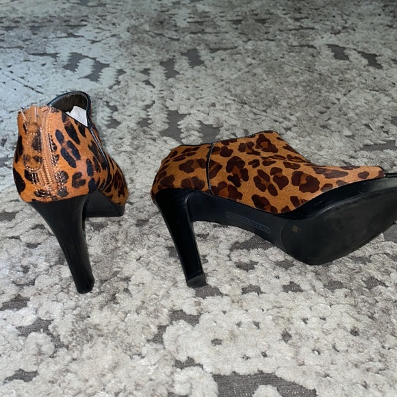 Leopard print, high heeled, open toed shoe - Picture 2 of 3
